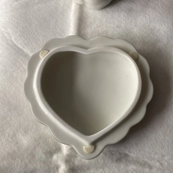 The Barbie collector music box.
Solo in the spotlight.
Featuring “unforgettable” - Picture 4 of 4